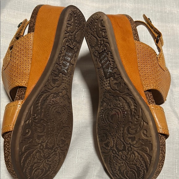 Cobb Hill  Tan Sandals - Picture 3 of 4